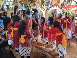 Bersyukur Lewat Tradisi Hajat Bumi Cariu di Ciamis