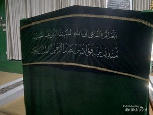 Berziarah ke Makam Habib Munzir Al Musawa, Pendiri Majelis Rasulullah Berziarah ke Makam Habib Munzir Al Musawa, Pendiri Majelis Rasulullah