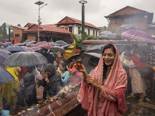 Umat Hindu Nepal Rayakan Bulan Suci Shrawan