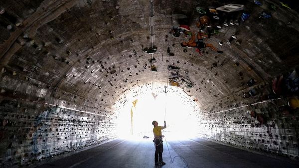 Unik, Bekas Terowongan Disulap Jadi Arena Panjat Dinding