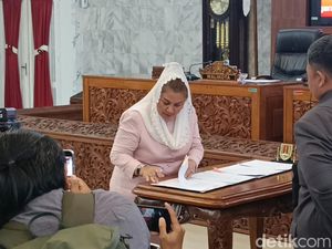 Tak Terlihat Saat Penggeledahan KPK, Walkot Ita Hadiri Rapur DPRD Siang Ini Tak Terlihat Saat Penggeledahan KPK, Walkot Ita Hadiri Rapur DPRD Siang Ini