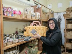 Wanita Ini Bangkit dari Kemiskinan Berkat Eceng Gondok, Begini Kisahnya