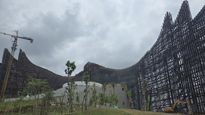 Wujud Bilah-bilah sayap garuda yang telah berakhir terpasang di kantor presiden di IKN