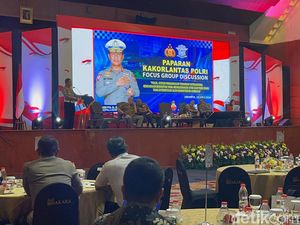 Kakorlantas Tegaskan Tak Ada Privilege bagi Kendaraan Pelat Khusus Kakorlantas Tegaskan Tak Ada Privilege bagi Kendaraan Pelat Khusus