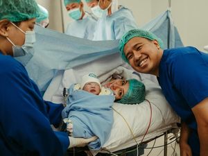 Raut Bahagia Joshua Suherman dan Clairine Clay Dikaruniai Anak Pertama Raut Bahagia Joshua Suherman dan Clairine Clay Dikaruniai Anak Pertama