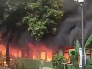 Penampakan Asap Hitam Kebakaran SDN Pondok Bambu 01 Jaktim Membubung Tinggi