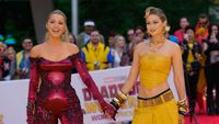 Adu Gaya Blake Lively-Gigi Hadid Jadi Deadpool & Wolverine, Seksi Menantang