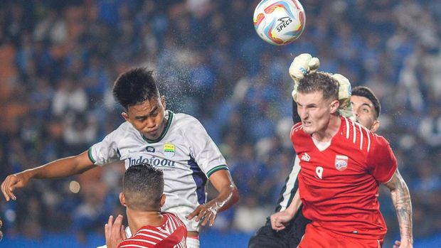 Pesepak bola Persib Bandung Kakang Rudianto (kiri) berebut bola udara dengan pesepakbola Borneo FC Leo Gaucho (kanan) saat pertandingan laga kedua Grup A Piala Presiden di Stadion Si Jalak Harupat, Kabupaten Bandung, Jawa Barat, Senin (22/7/2024). Pertandingan tersebut dimenangkan oleh Borneo FC dengan skor 0-1. ANTARA FOTO/Raisan Al Farisi/Spt.