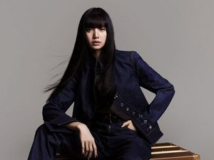 8 Gaya Lisa BLACKPINK Jadi Brand Ambassador Louis Vuitton, Kembali Berponi
