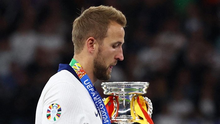 Soccer Football - Euro 2024 - Final - Spain v England - Berlin Olympiastadion, Berlin, Germany - July 14, 2024 Englands Harry Kane looks dejected as he walks past the trophy after the match REUTERS/Lee Smith