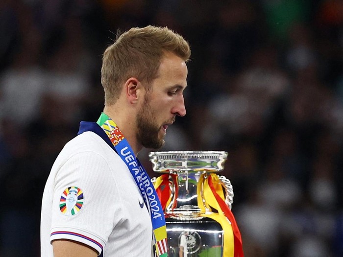 Soccer Football - Euro 2024 - Final - Spain v England - Berlin Olympiastadion, Berlin, Germany - July 14, 2024 England's Harry Kane looks dejected as he walks past the trophy after the match REUTERS/Lee Smith