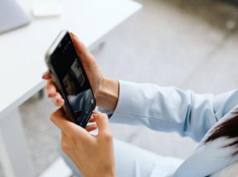 Ilustrasi menggunakan ponsel /Foto: Pexels/Karolina Kaboompics