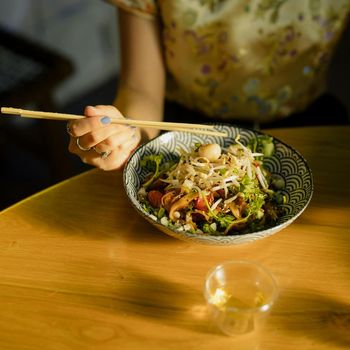 Ilustrasi perempuan mengonsumsi sayur