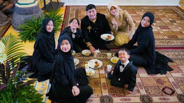 Gaya Sederhana Irfan Hakim Makan Lesehan Bareng Keluarga