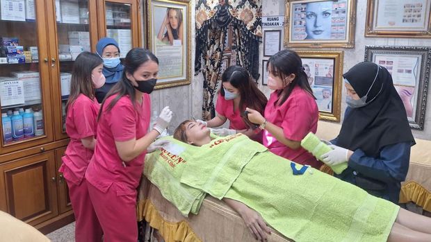 Irma Dharmawangsa Irma Dharmawangsa melepas jahitan hidung