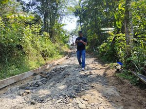 Jalan Rusak Penghubung 3 Desa di Lebak Mulai Dibangun Usai Diprotes Warga