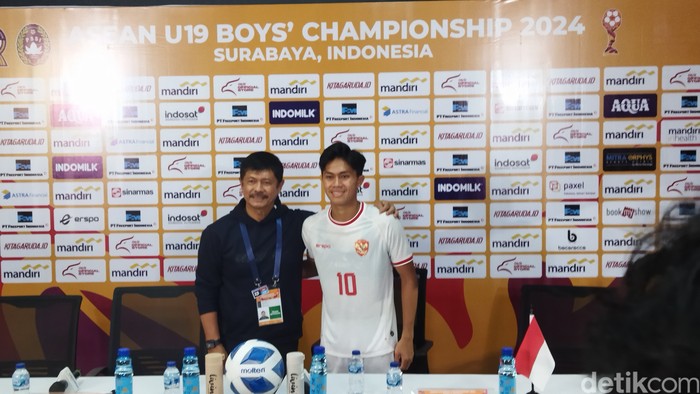 Kafiatur Rizky bersama Indra Sjafri saat konferensi pers usai laga Indonesia Vs Timor Leste.