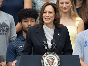 Survei Terbaru Pilpres AS: Kamala Harris Unggul Tipis dari Trump