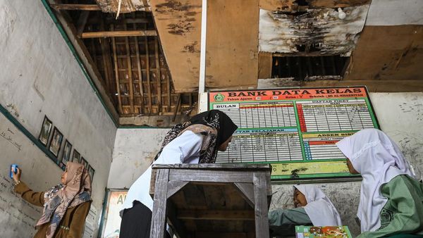Kasihan Siswa-siswi Ini Belajar dalam Kondisi Sekolah Rusak
