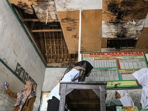 Kasihan Siswa-siswi Ini Belajar dalam Kondisi Sekolah Rusak Kasihan Siswa-siswi Ini Belajar dalam Kondisi Sekolah Rusak