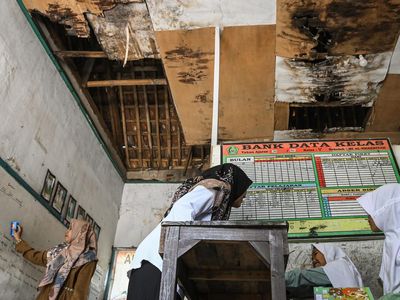 Kasihan Siswa-siswi Ini Belajar dalam Kondisi Sekolah Rusak