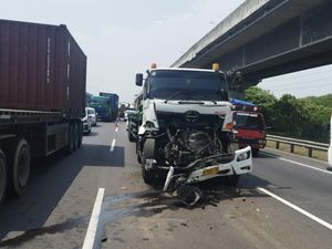 Kecelakaan Beruntun 4 Kendaraan di Tol Japek, Truk Ringsek Kecelakaan Beruntun 4 Kendaraan di Tol Japek, Truk Ringsek