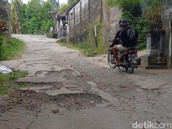 Lima Tahun Rusak Parah, Jalan Pratu Subrata Buleleng Belum Diperbaiki