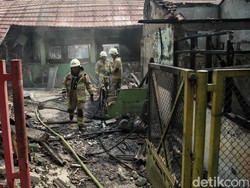 SDN Pondok Bambu 01 Terbakar, Disdik Janji Urus Dokumen-Ganti Barang Guru