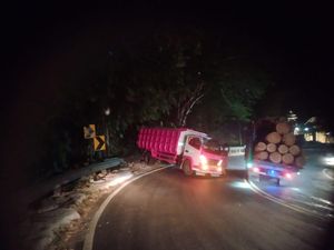 Gagal Nanjak, Truk Material Tabrak Pembatas Jalan di Slumprit Gunungkidul