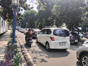 Lalin Rasuna Said arah Mega Kuningan Macet, Warga: Ini Udah Biasa Lalin Rasuna Said arah Mega Kuningan Macet, Warga: Ini Udah Biasa
