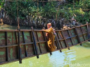 Kisah Guru Leni Meniti Bahaya Lewati Jembatan Miring Sukabumi
