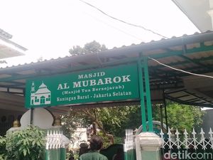 Masjid Tua Al Mubarok, Berumur Ratusan Tahun, Tempat Sejuk buat Karyawan Jaksel
