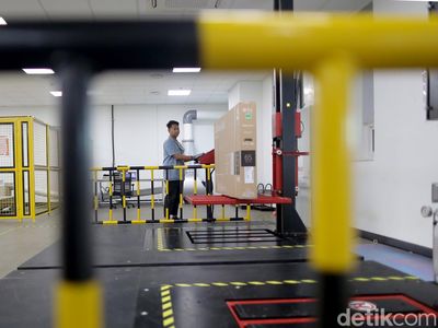 Mengintip Dapur Perakitan Elektronik di Bekasi