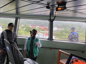 Momen Risma Naiki KRI Teluk Weda untuk Salurkan Bansos ke Kepulauan Kei Momen Risma Naiki KRI Teluk Weda untuk Salurkan Bansos ke Kepulauan Kei