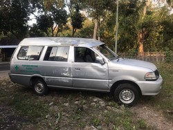 Ambulans Puskesmas Playen 1 Terguling di Jalan Patuk Gunungkidul