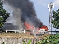 Mobil KIA Pregio Hangus Terbakar di Tol Boyolali