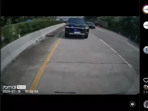 Ada Mobil Pribadi Berstrobo Tot Tot Wiu Wiu, Kasih Jalan Nggak? Ada Mobil Pribadi Berstrobo Tot Tot Wiu Wiu, Kasih Jalan Nggak?