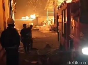 Pabrik Karton di Pandaan Pasuruan Terbakar Hebat Pabrik Karton di Pandaan Pasuruan Terbakar Hebat