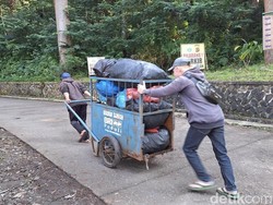98 Kilogram Sampah Diangkut dari Kawasan Hutan Situ Gunung Sukabumi