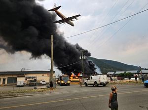 Penampakan Kebakaran Hutan Merembet Dekati Depo Bus di Kanada Penampakan Kebakaran Hutan Merembet Dekati Depo Bus di Kanada