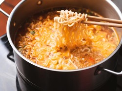 Ini yang Terjadi pada Kulit Kalau Stop Makan Mi Instan, Bikin Wajah Glowing?