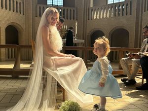 Gaya Pengantin Pakai Gaun Transparan Jadi Kontroversi, Pakaian Dalam Terlihat