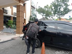 5 Jam Geledah Kantor Disdukcapil Semarang, KPK Bawa 1 Koper