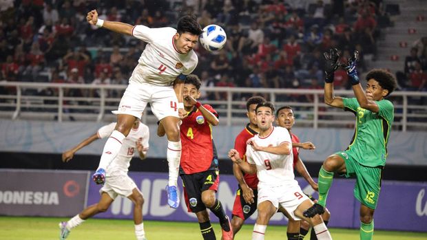 Piala AFF U-19: Indonesia lawan Timor Leste Pesepak bola Timnas Indonesia Kadek Arel Priyatna (kiri) menyundul bola dihadang penjaga gawang Timnas Timor Leste Alexandre Oscar Lima (kanan) dalam pertandingan penyisihan Grup A Piala ASEAN U-19 Boys Championship atau AFF U-19 di Stadion Gelora Bung Tomo, Surabaya, Jawa Timur, Selasa (23/7/2024). ANTARA FOTO/Rizal Hanafi/sgd/nym.