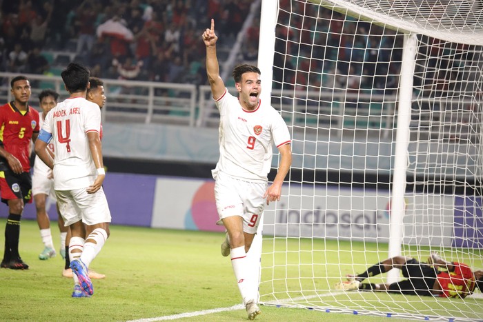 Pesepak bola Timnas Indonesia Kadek Arel Priyatna (kiri) menyundul bola dihadang penjaga gawang Timnas Timor Leste Alexandre Oscar Lima (kanan) dalam pertandingan penyisihan Grup A Piala ASEAN U-19 Boys Championship atau AFF U-19 di Stadion Gelora Bung Tomo, Surabaya, Jawa Timur, Selasa (23/7/2024). ANTARA FOTO/Rizal Hanafi/sgd/nym.
