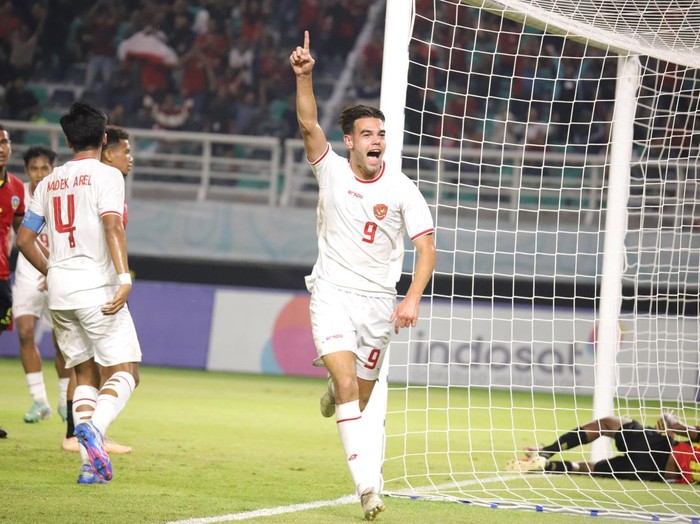 Pesepak bola Timnas Indonesia Kadek Arel Priyatna (kiri) menyundul bola dihadang penjaga gawang Timnas Timor Leste Alexandre Oscar Lima (kanan) dalam pertandingan penyisihan Grup A Piala ASEAN U-19 Boys Championship atau AFF U-19 di Stadion Gelora Bung Tomo, Surabaya, Jawa Timur, Selasa (23/7/2024). ANTARA FOTO/Rizal Hanafi/sgd/nym.