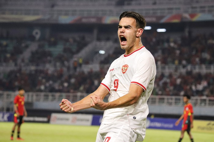 Pesepak bola Timnas Indonesia Jens Raven berselebrasi usai mencetak gol kedua ke gawang Timnas Timor Leste dalam pertandingan penyisihan Grup A Piala ASEAN U-19 Boys Championship atau AFF U-19 di Stadion Gelora Bung Tomo, Surabaya, Jawa Timur, Selasa (23/7/2024). ANTARA FOTO/Rizal Hanafi/sgd/nym.