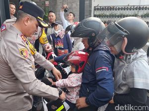 Paniknya Susi Disetop Polisi gegara Bonceng Anak Tak Pakai Helm Paniknya Susi Disetop Polisi gegara Bonceng Anak Tak Pakai Helm