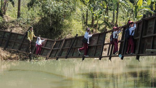 Potret Ngeri Anak Sekolah Gelantungan di Jembatan Nyaris Putus di Sukabumi