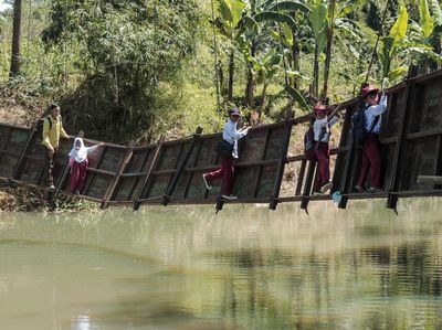 Potret Ngeri Anak Sekolah Gelantungan di Jembatan Nyaris Putus di Sukabumi